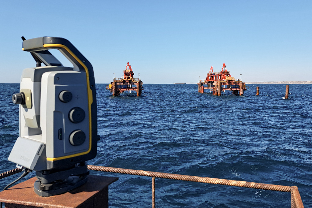 Производство морских операций установке защитных сооружений над обломками затонувших судов